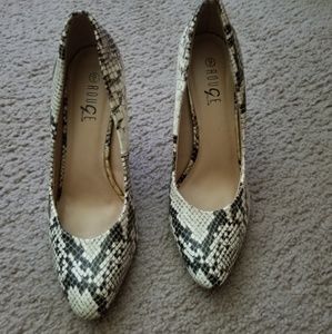 Preowned Rouge Helium Sz 40  still in good conditi